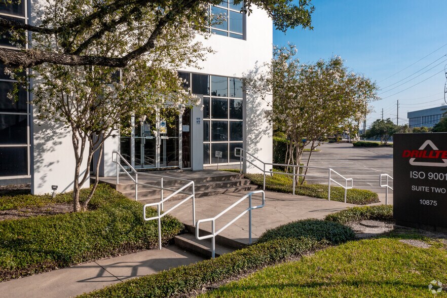 10875 Kempwood Dr, Houston, TX for lease - Building Photo - Image 3 of 4