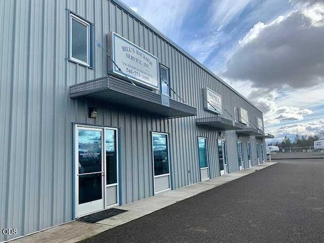 652 W Dutton Rd, Eagle Point, OR for lease - Building Photo - Image 2 of 19