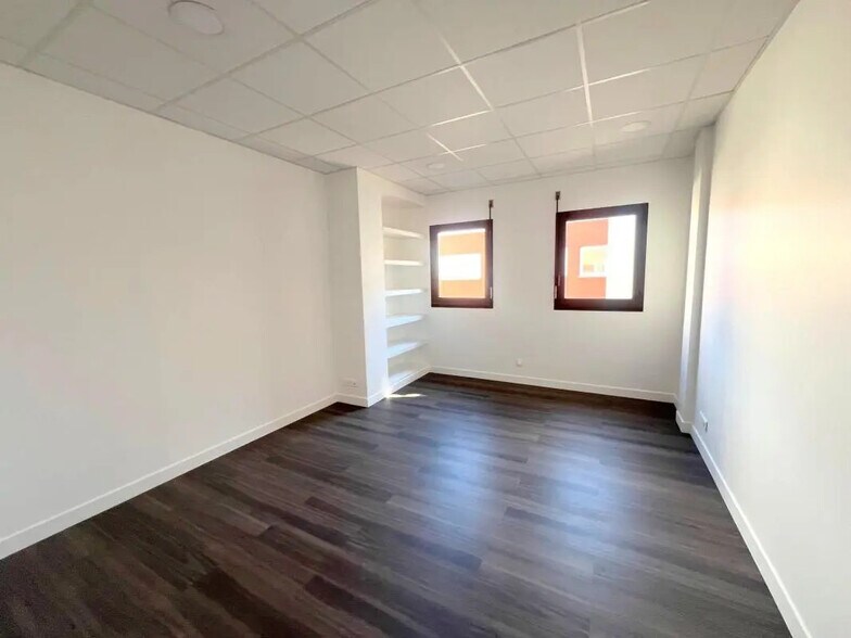 Office in Viroflay for lease - Interior Photo - Image 3 of 15