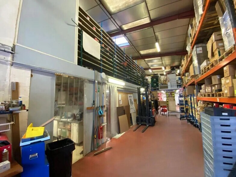 Flex in Vénissieux for lease - Interior Photo - Image 2 of 11