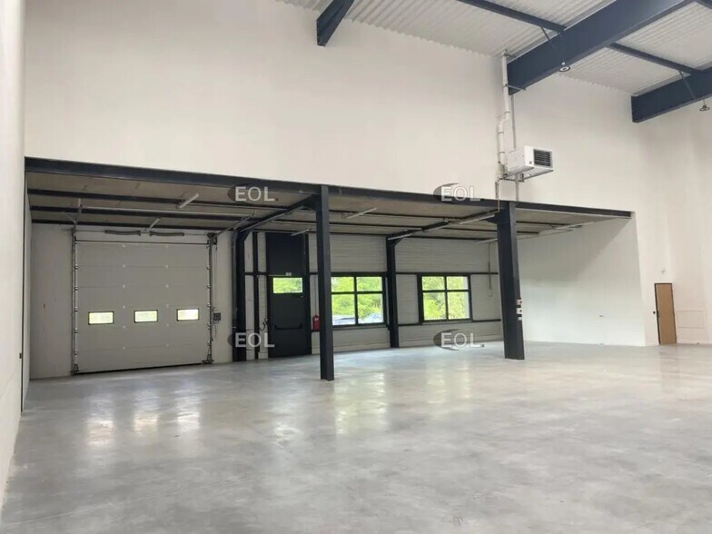 Flex in Saint-Priest for lease - Interior Photo - Image 2 of 19