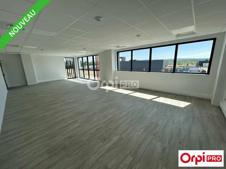 Flex in Pierrelatte for lease - Interior Photo - Image 2 of 3