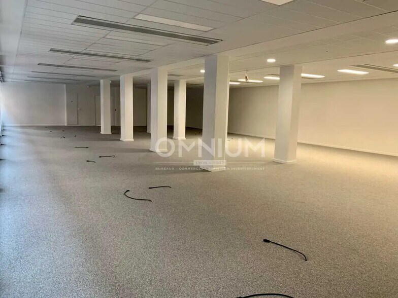 Flex in Lyon for lease - Building Photo - Image 2 of 6