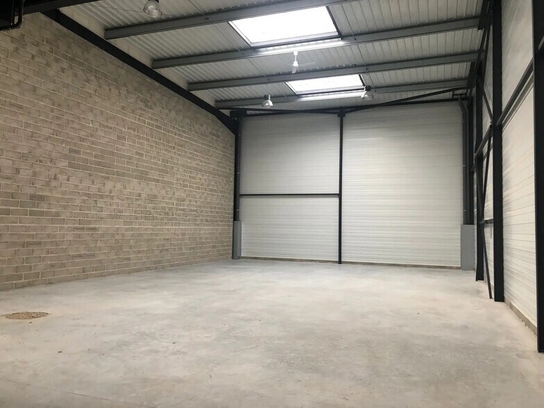 Flex in Frépillon for lease - Building Photo - Image 3 of 5