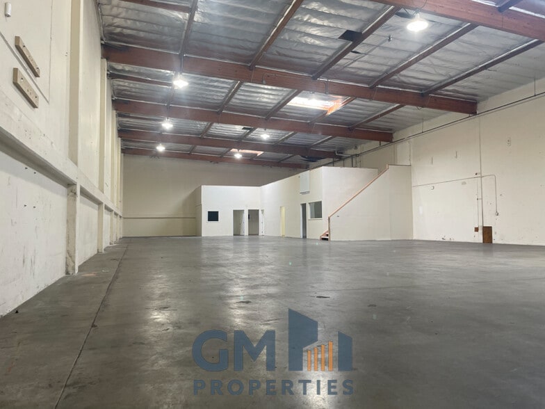 2400-2402 Palm Dr, Signal Hill, CA for lease - Building Photo - Image 1 of 8