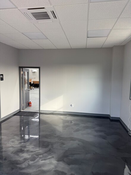 2243 Commerce Pky, La Grange, KY for sale - Interior Photo - Image 3 of 12