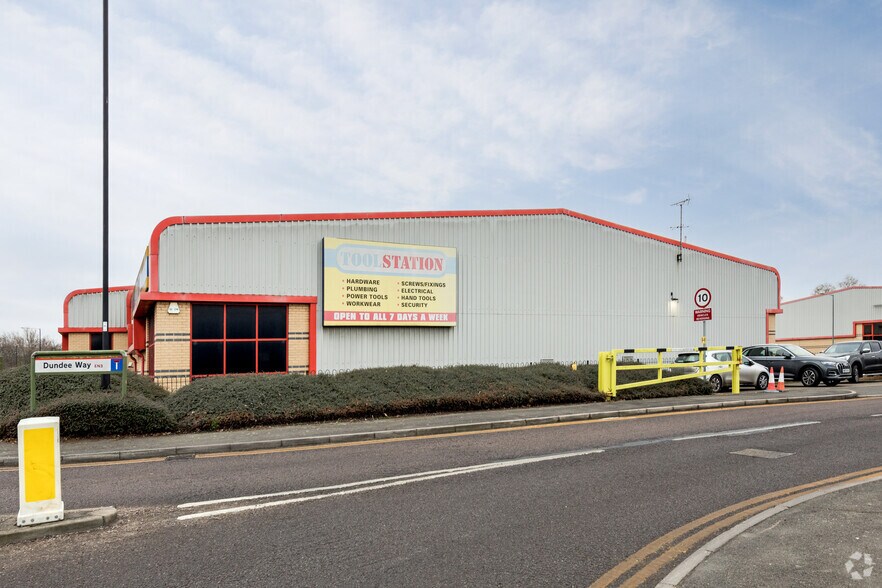 Dundee Way, Enfield for lease - Building Photo - Image 3 of 8