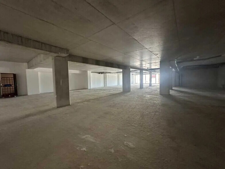 Retail in Bordeaux for lease - Building Photo - Image 3 of 10