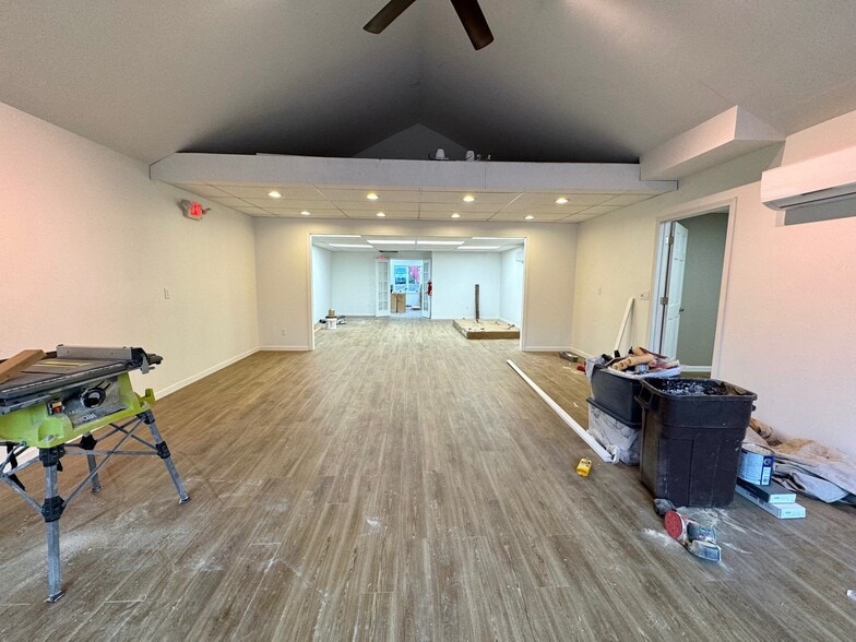 2016 Straits Tpke, Middlebury, CT for lease - Interior Photo - Image 2 of 10