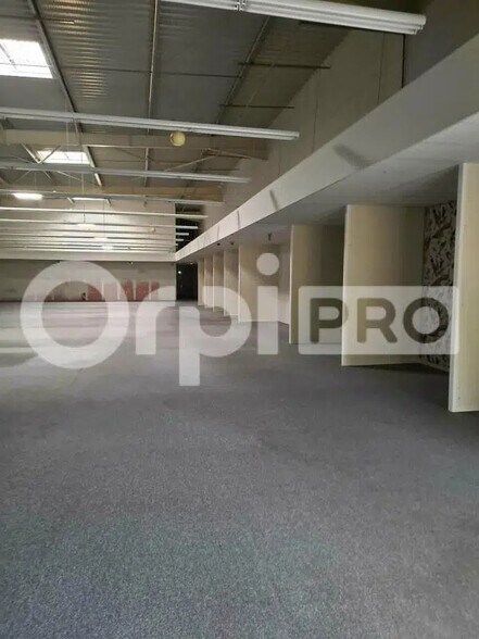 Retail in Châlons-en-Champagne for lease - Building Photo - Image 2 of 4