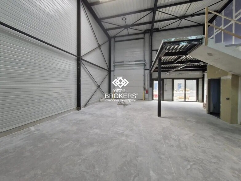Industrial in Courtry for lease - Interior Photo - Image 1 of 3