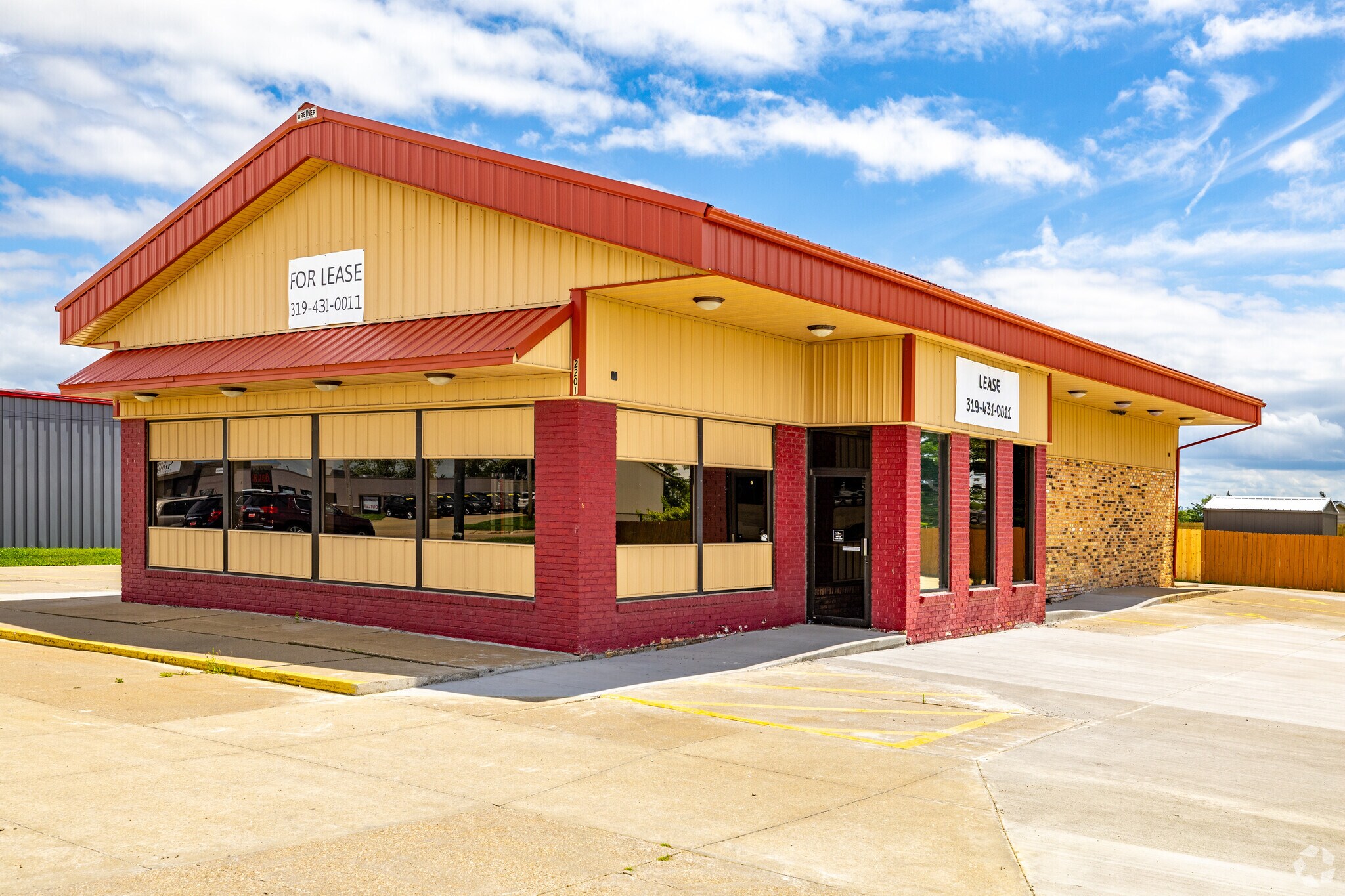 2201 16th Ave SW, Cedar Rapids, IA for sale Primary Photo- Image 1 of 1