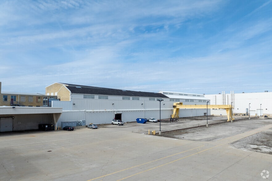 1123 E Rawson Ave, South Milwaukee, WI for lease - Primary Photo - Image 1 of 5