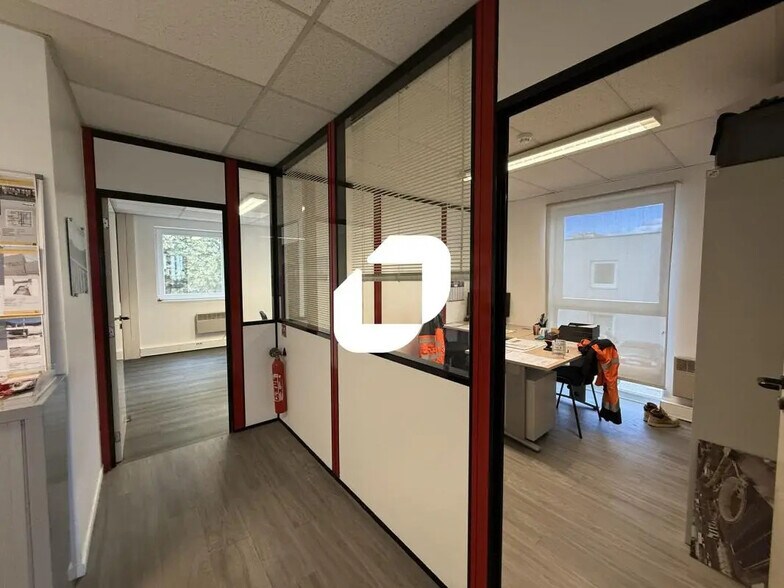 Office in Grenoble for lease - Interior Photo - Image 3 of 8