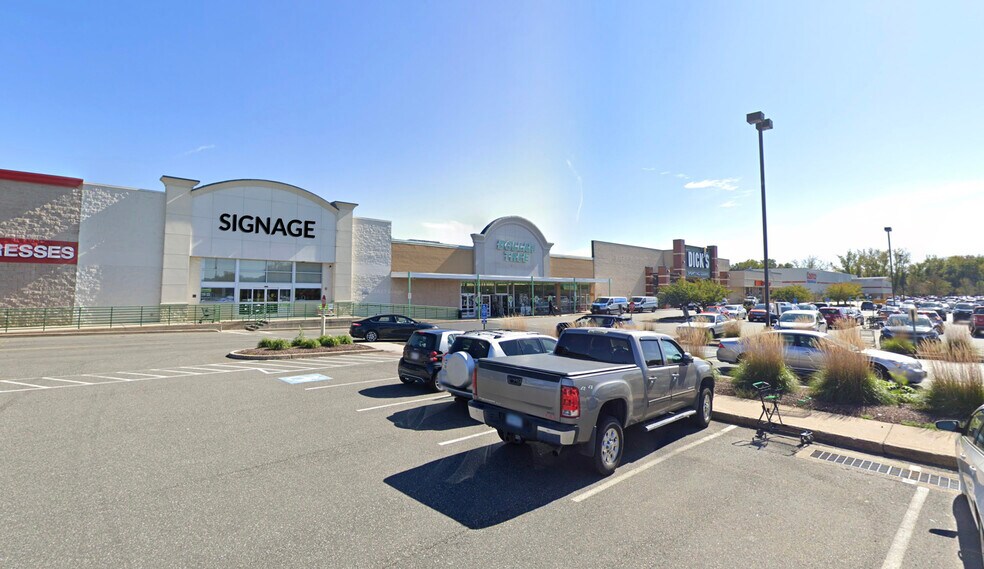 130-136 Elm St, Enfield, CT for lease - Building Photo - Image 1 of 11