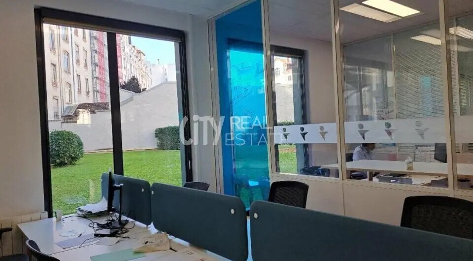 Office in Lyon for lease - Interior Photo - Image 2 of 8