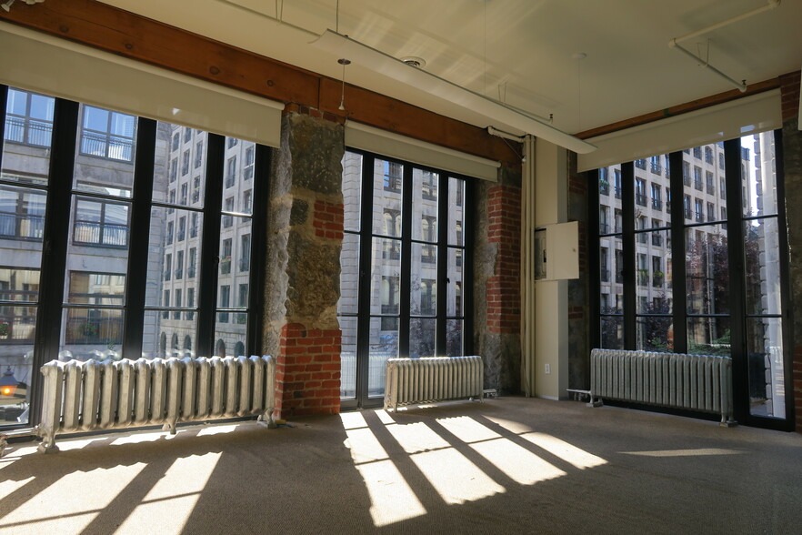 19 Rue Le Royer O, Montréal, QC for lease - Interior Photo - Image 2 of 9