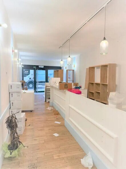Retail in Besançon for lease - Interior Photo - Image 2 of 2