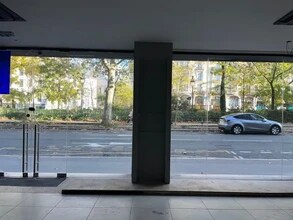 Retail in Paris for lease Interior Photo- Image 2 of 11