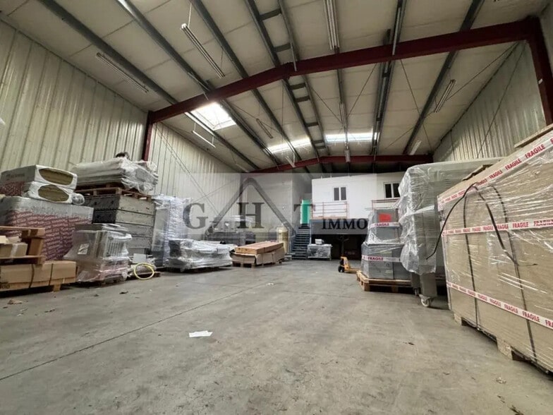 Industrial in Bondoufle for lease - Interior Photo - Image 2 of 9