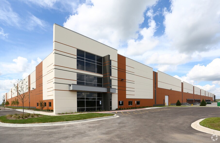 1100 Orchard Gtwy, North Aurora, IL for sale - Primary Photo - Image 1 of 1