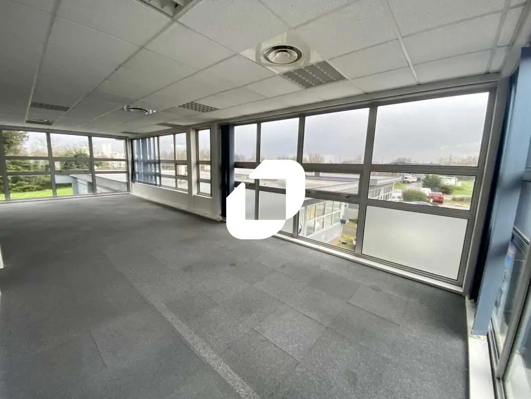 Office in Bordeaux for lease Interior Photo- Image 1 of 24