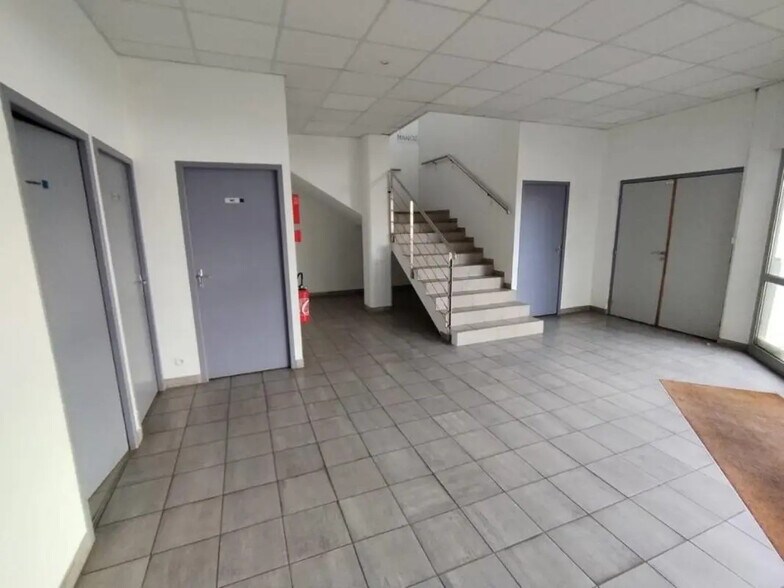 Office in Rousset for lease - Lobby - Image 3 of 14