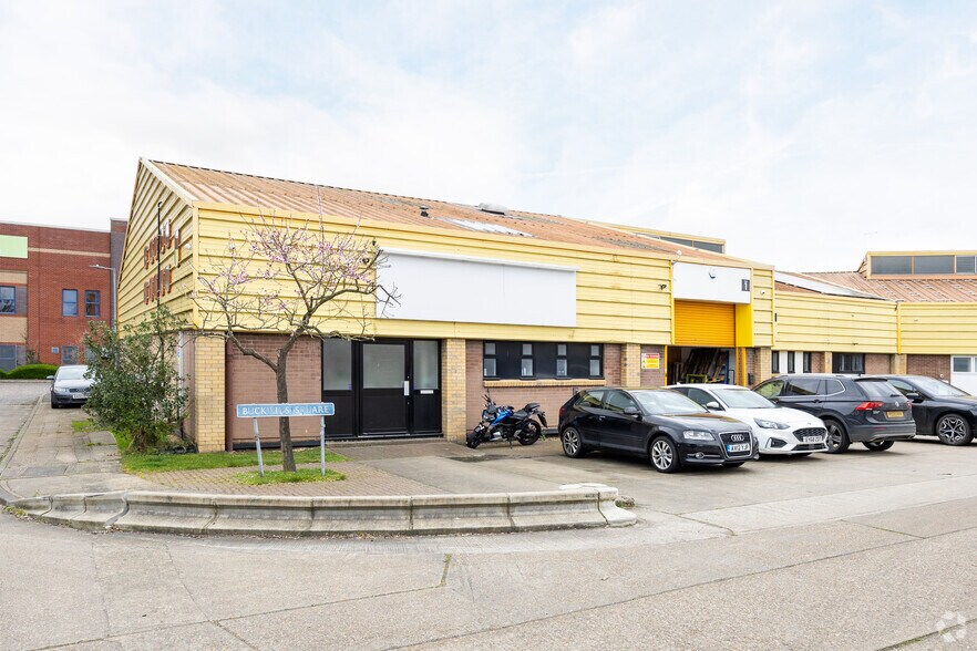1-7 Buckwins Sq, Basildon for lease - Building Photo - Image 2 of 3