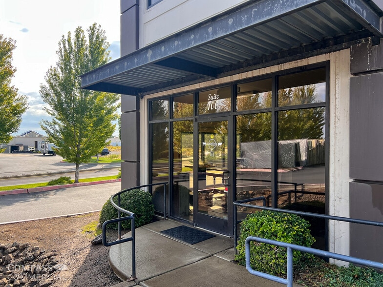 63595 Hunnell Rd, Bend, OR for lease - Building Photo - Image 1 of 2