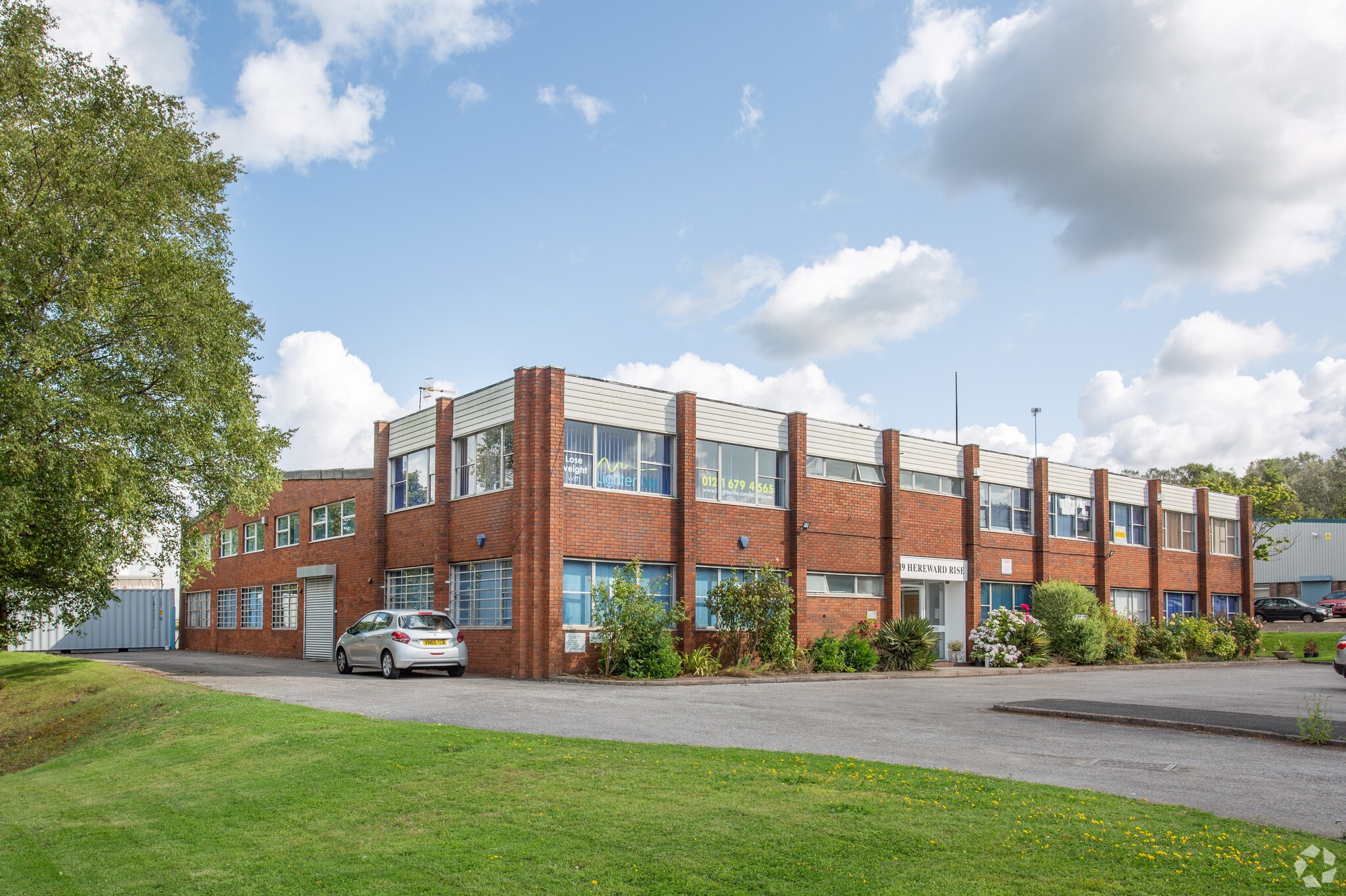 19 Hereward Rise, Halesowen for lease Primary Photo- Image 1 of 24