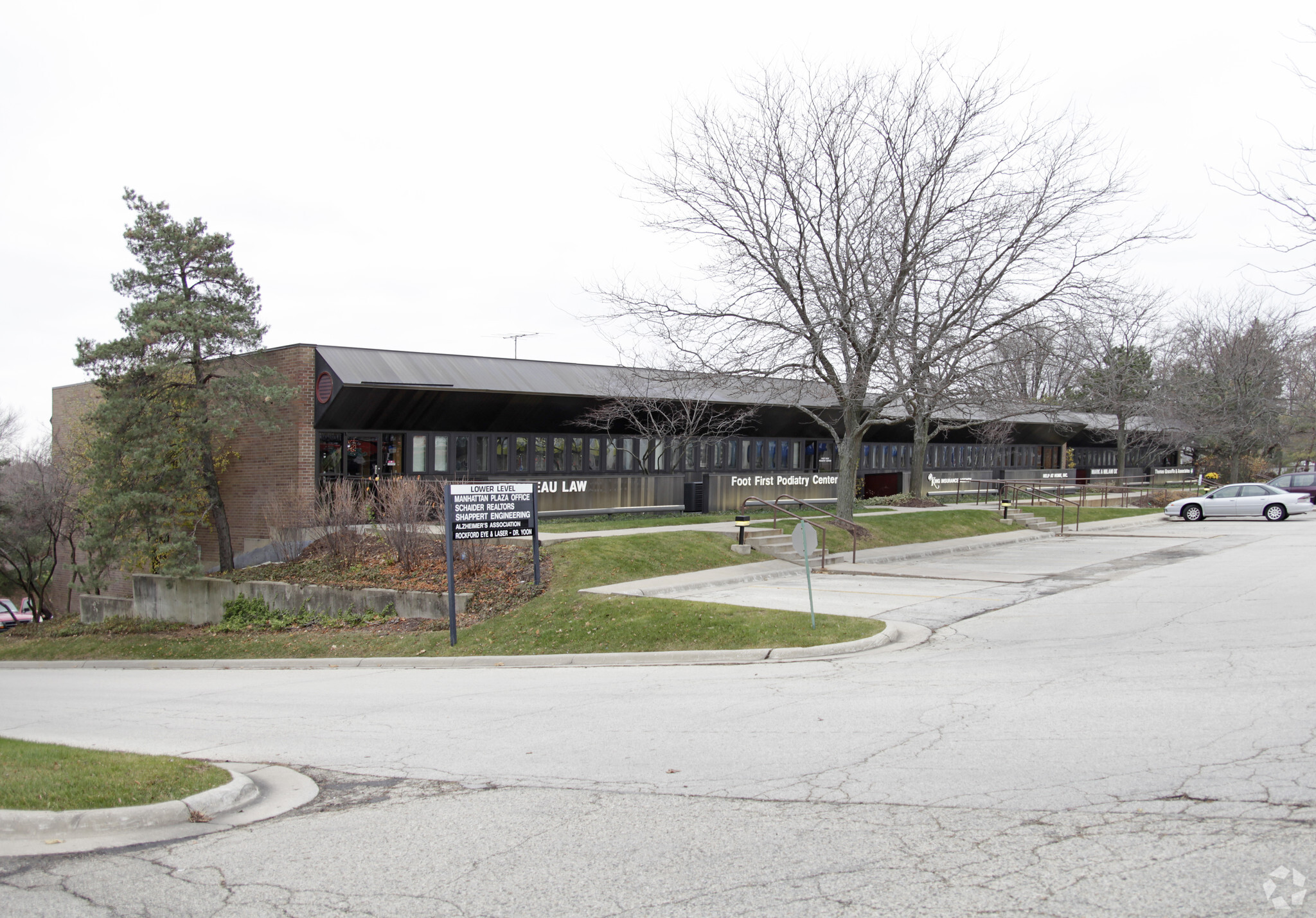 4777 E State St, Rockford, IL for lease Building Photo- Image 1 of 8