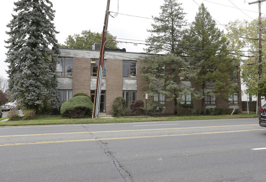 70 E Old Country Rd, Hicksville, NY for sale - Building Photo - Image 1 of 1