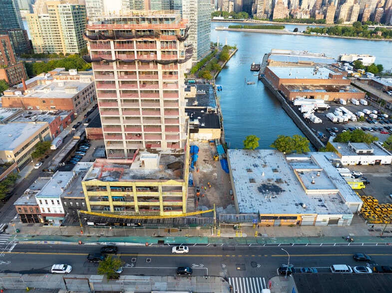 45-40 Vernon Blvd, Long Island City, NY for lease - Building Photo - Image 1 of 4