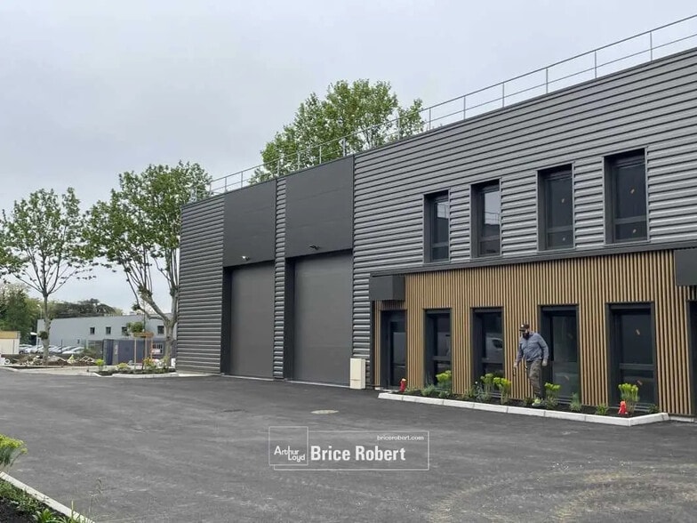 Office in Vénissieux for lease - Building Photo - Image 3 of 7