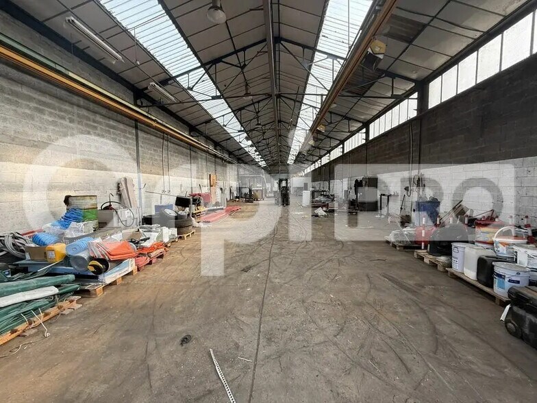 Industrial in Sandouville for lease - Interior Photo - Image 3 of 8