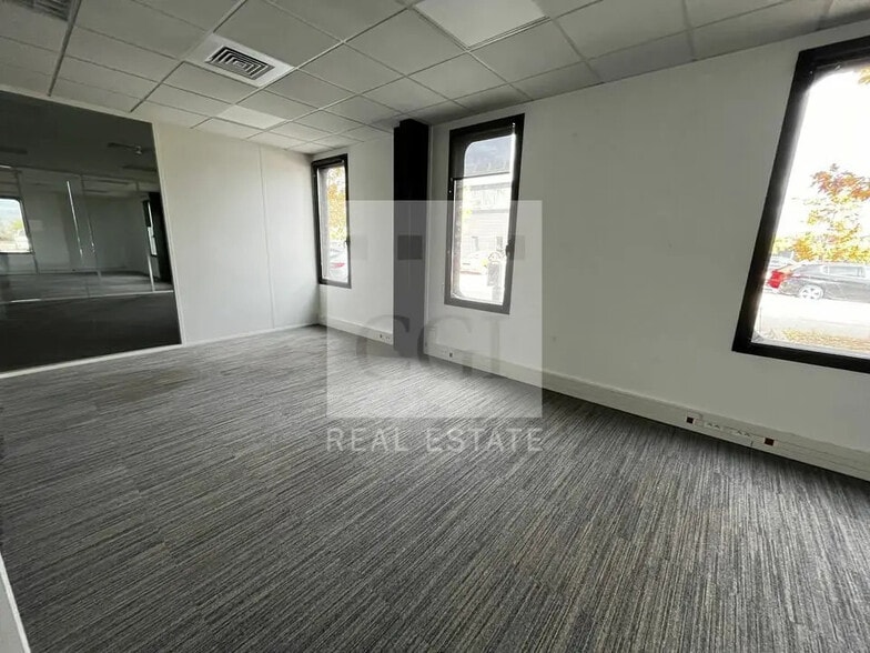 Office in Vaulx-Milieu for lease - Interior Photo - Image 3 of 11