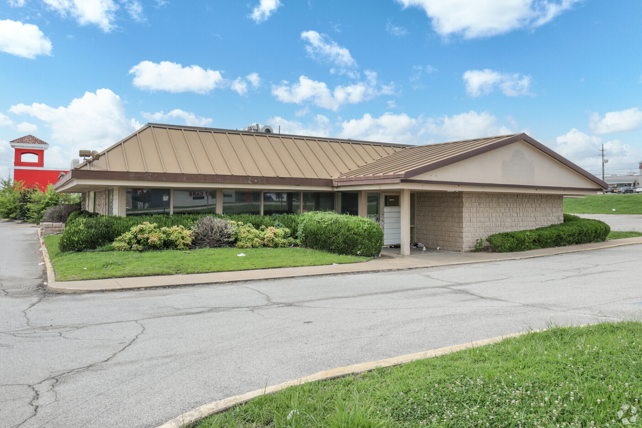 8104 E 68th St, Tulsa, OK for lease Primary Photo- Image 1 of 6