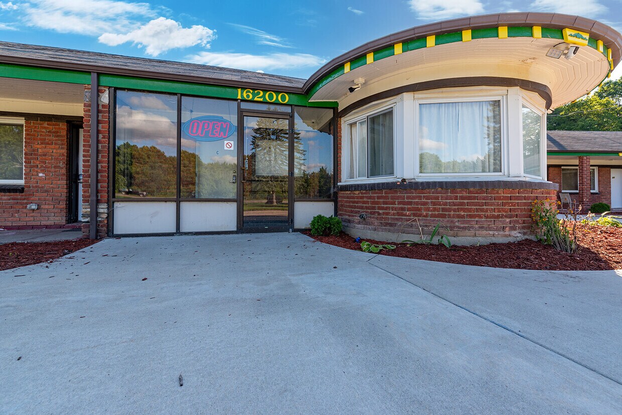 16200 Dixie Hwy, Davisburg, MI 48350 Parkway Efficiency Apartments