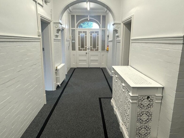 100 Saltergate, Chesterfield for sale - Interior Photo - Image 3 of 8