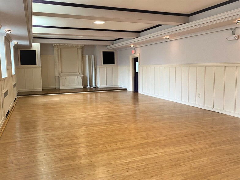 355 Franklin St, Melrose, MA for lease - Interior Photo - Image 2 of 4