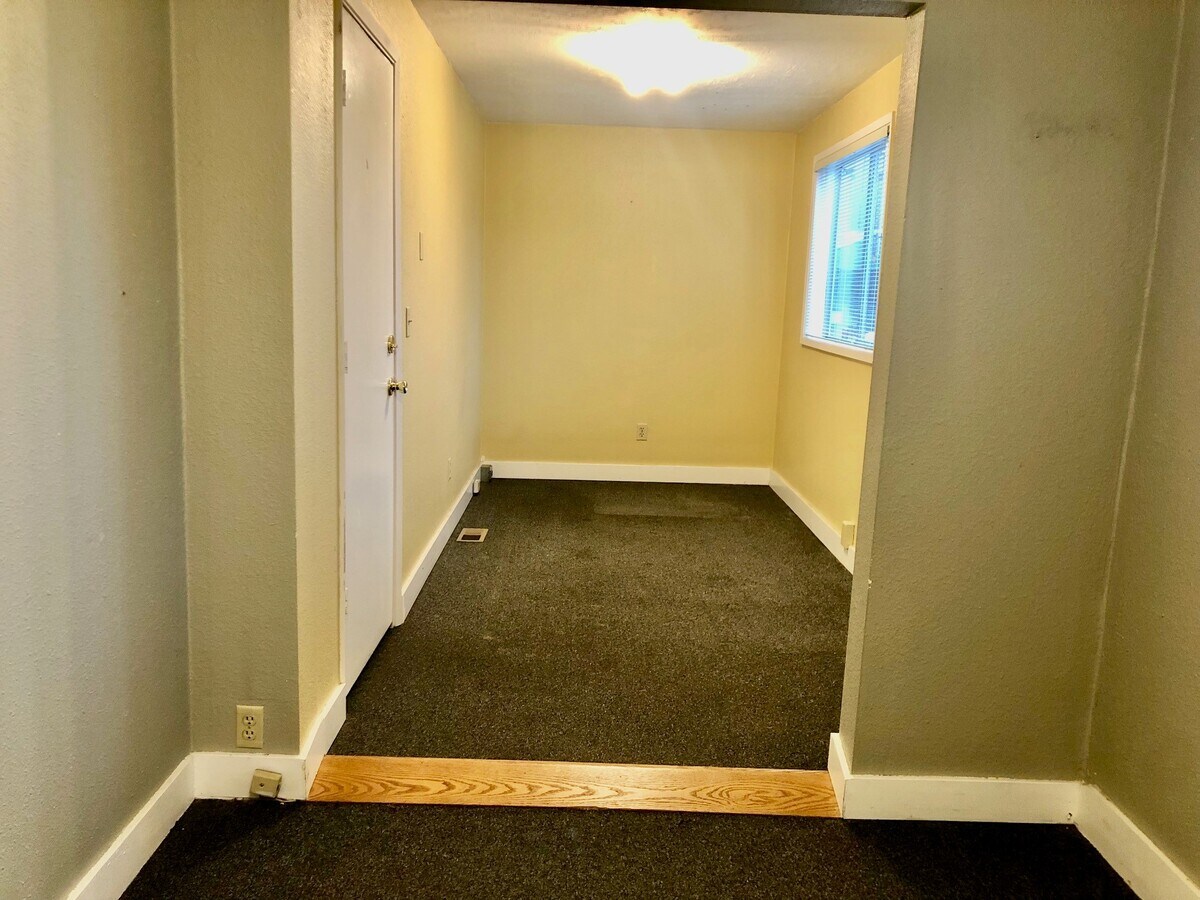 135 NW 1st St, Gresham, OR 97030 Office/Retail for Lease