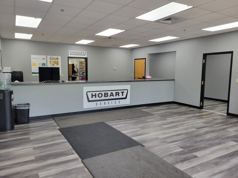 14 Airport Park Rd, East Granby, CT for lease - Building Photo - Image 3 of 11