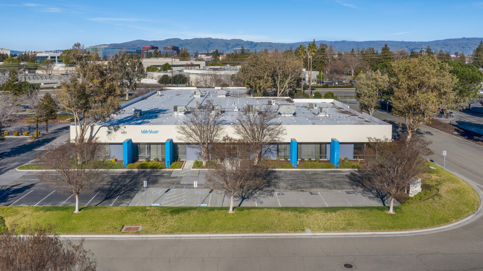 3001-3028 Oakmead Village Dr, Santa Clara, CA for sale - Building Photo - Image 1 of 1