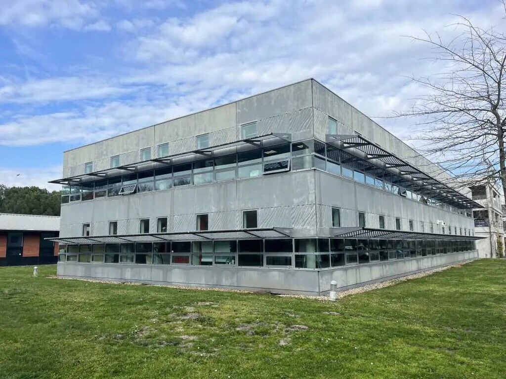 Location Bureaux 260 m² - Photo 1