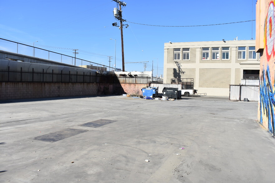 2416 E 16th St, Los Angeles, CA for lease - Building Photo - Image 2 of 11