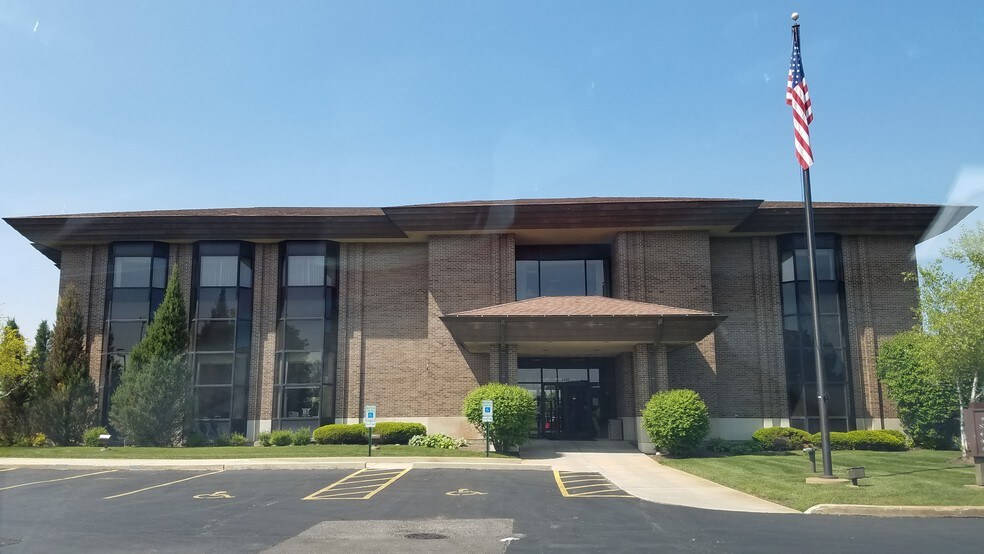 2400 Huntington Dr, Algonquin, IL for sale - Building Photo - Image 1 of 1