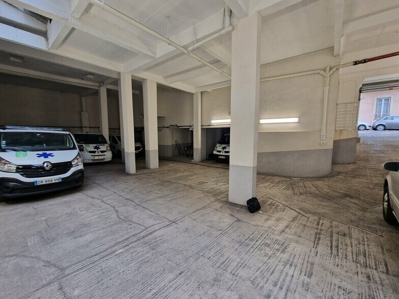 Industrial in Nice for lease - Building Photo - Image 2 of 7