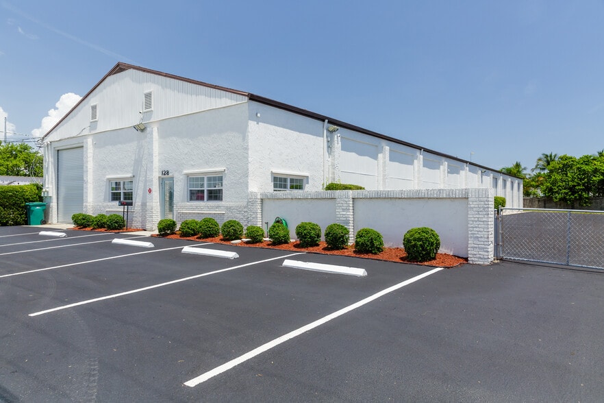 128 Tomahawk Dr, Indian Harbour Beach, FL for lease - Building Photo - Image 3 of 55