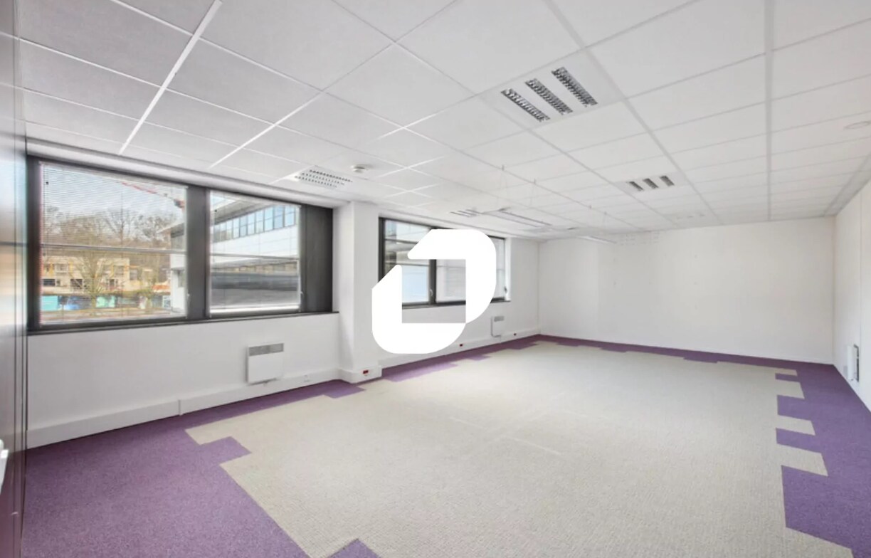 Office in Bruyères-le-Châtel for lease Interior Photo- Image 1 of 4