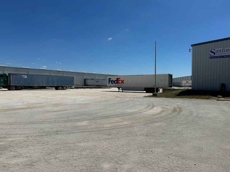 201 Farley Ln, Del Rio, TX for lease - Building Photo - Image 3 of 6